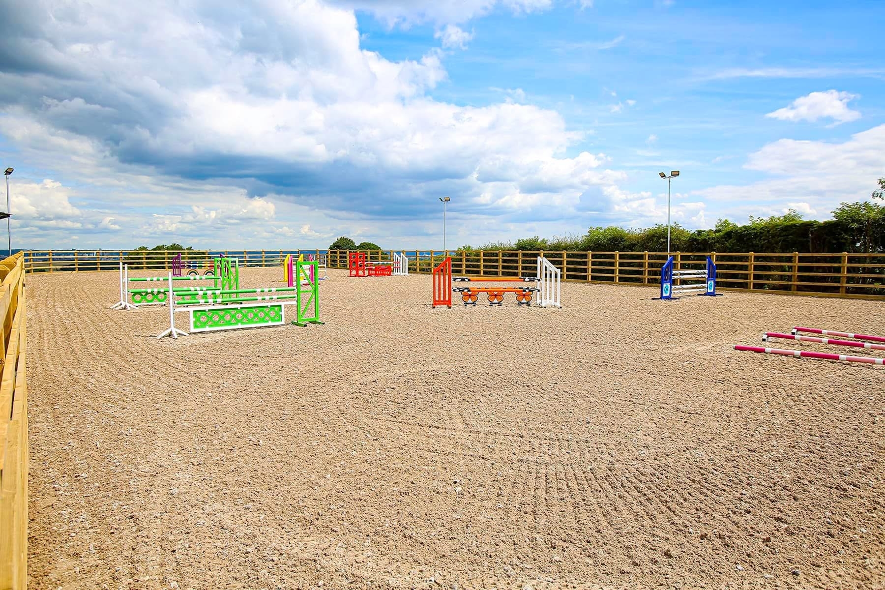 Pro-fibres, stabilising fibres, horse arena