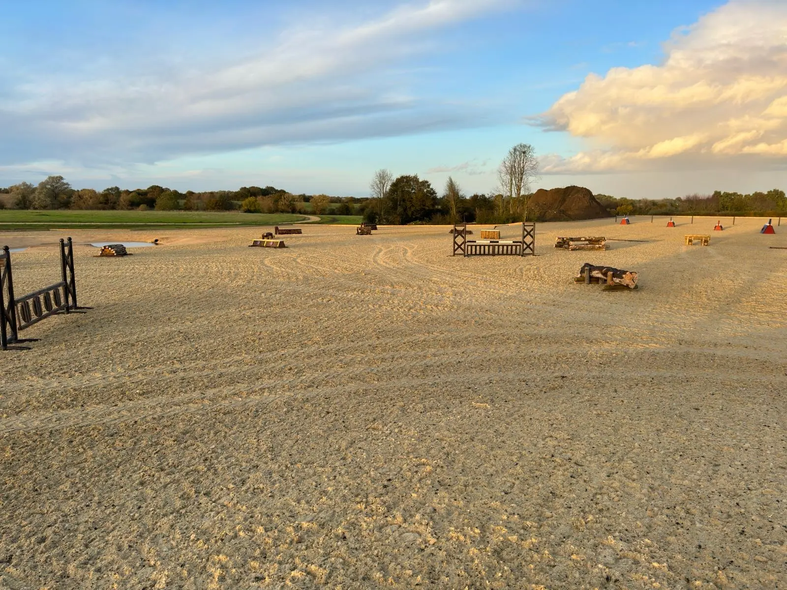 Pro-fibres, stabilising fibres, horse arena