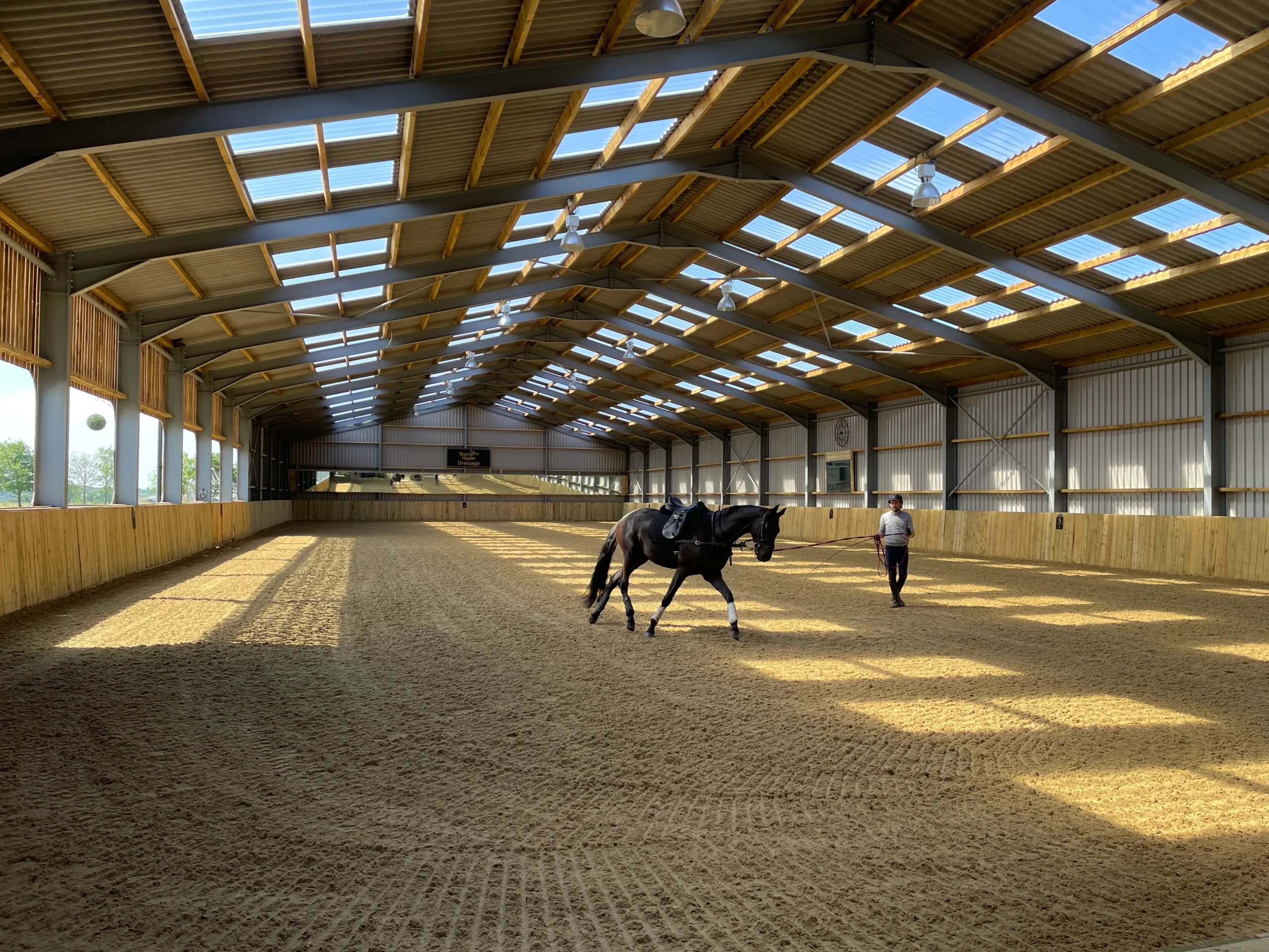 Pro-fibres, stabilising fibres, horse arena