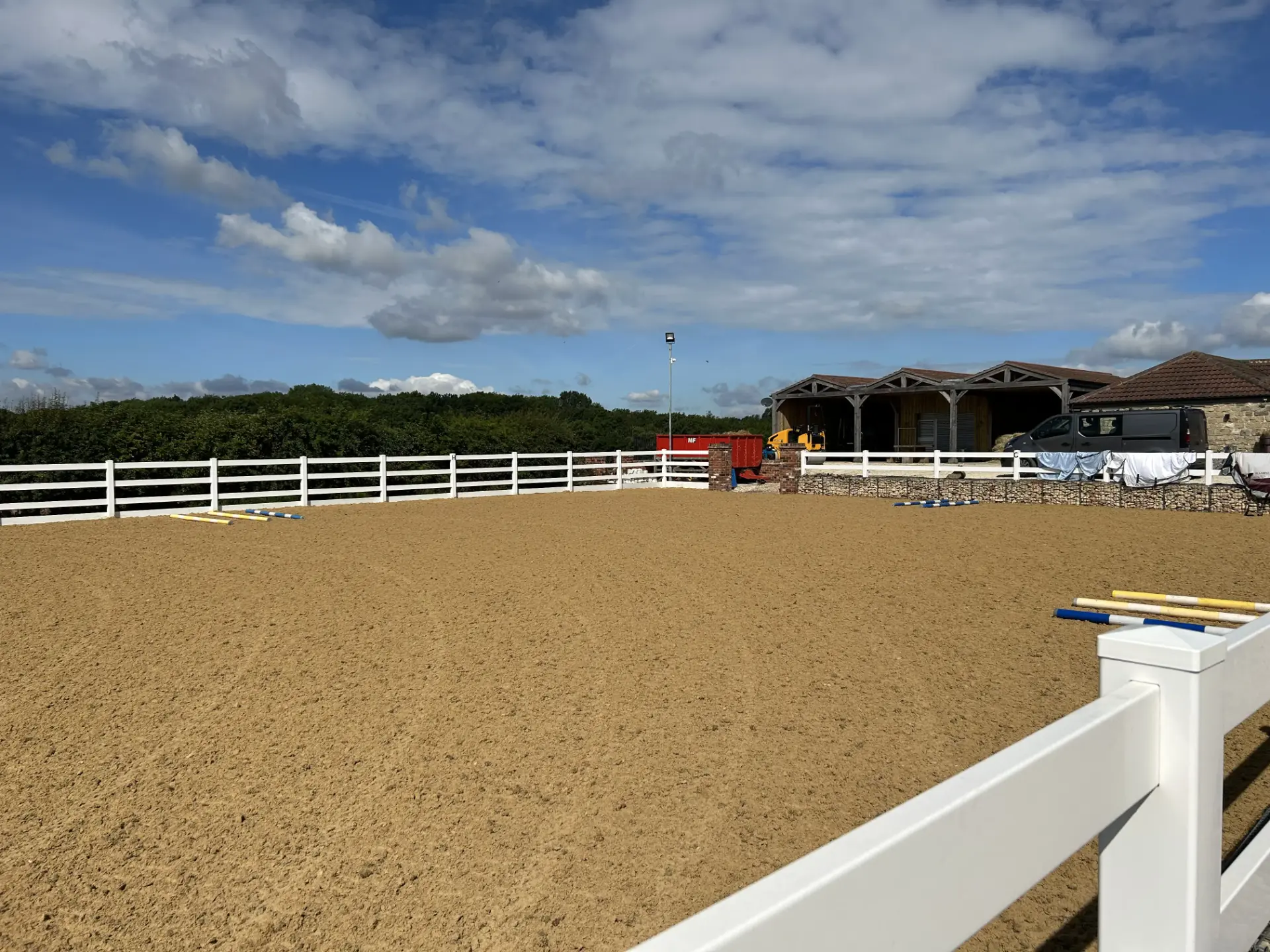 Pro-fibres, stabilising fibres, horse arena