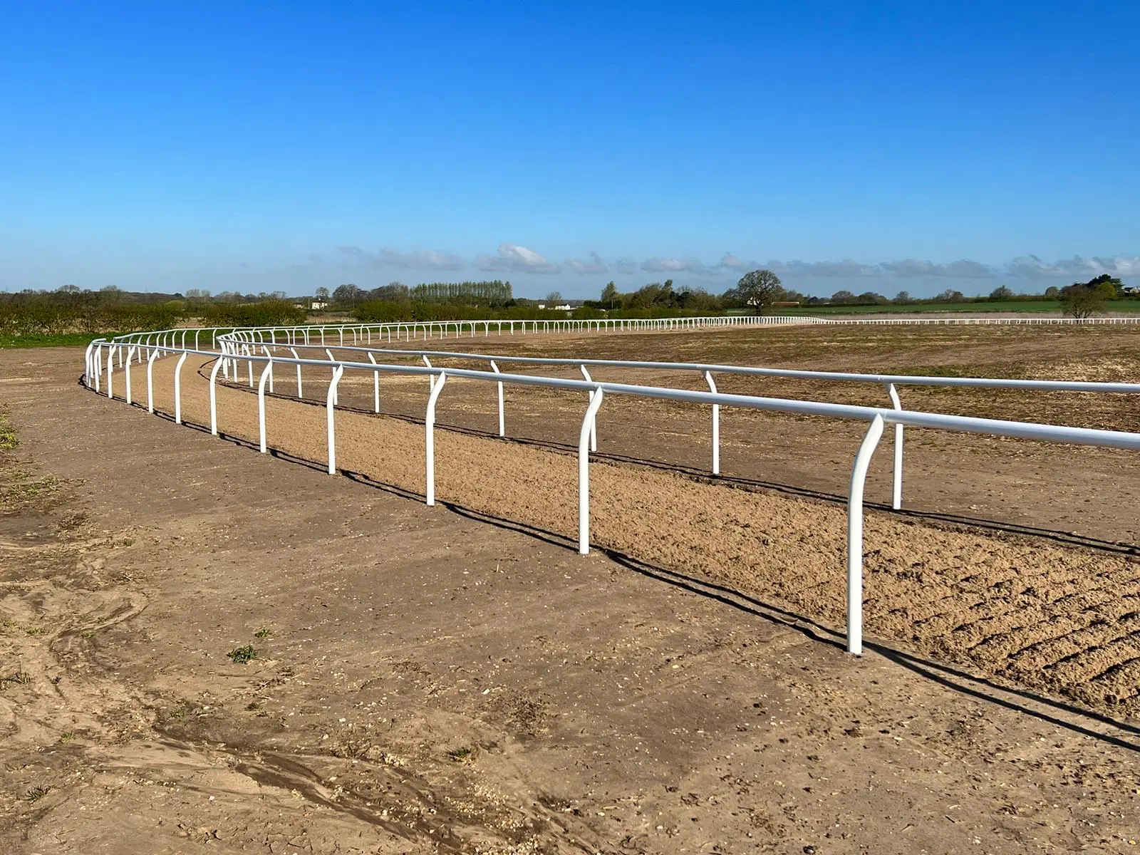 Pro-fibres, stabilising fibres, horse arena
